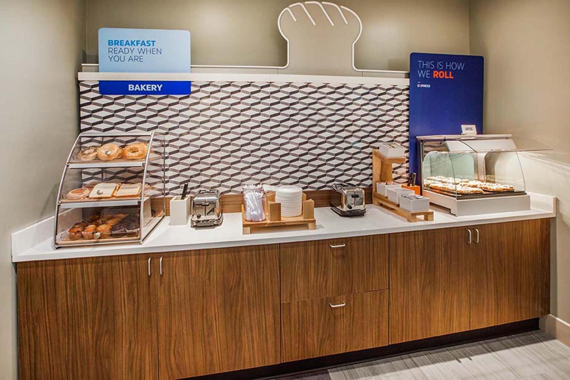 Holiday Inn Express Hotel & Suites Columbus By Ihg Eksteriør bilde