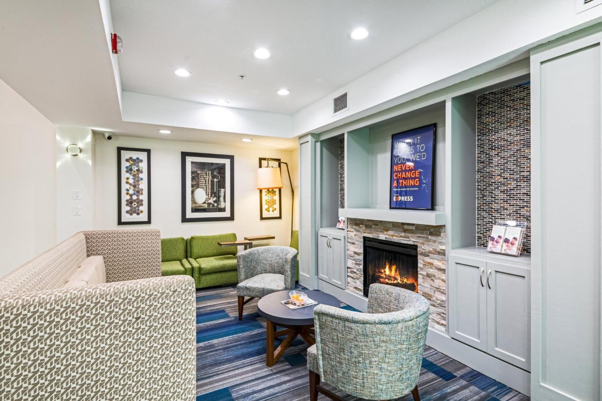 Holiday Inn Express Hotel & Suites Columbus By Ihg Eksteriør bilde