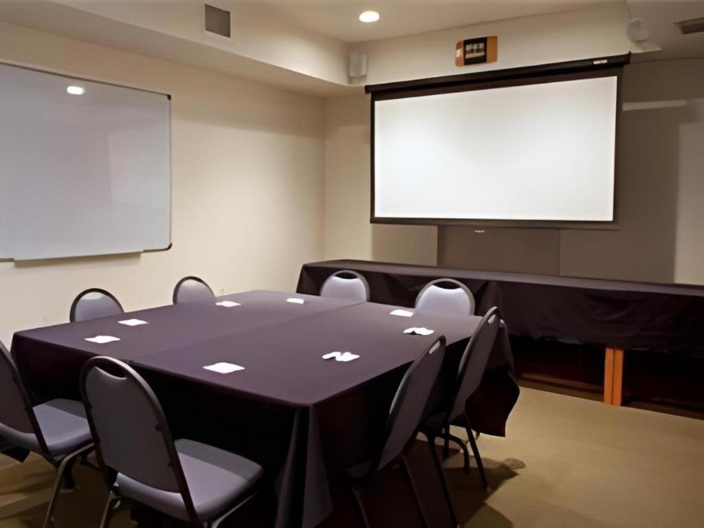 Holiday Inn Express Hotel & Suites Columbus By Ihg Eksteriør bilde