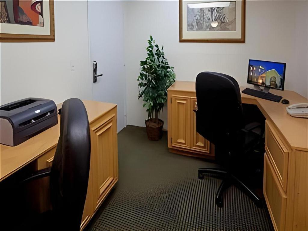 Holiday Inn Express Hotel & Suites Columbus By Ihg Eksteriør bilde