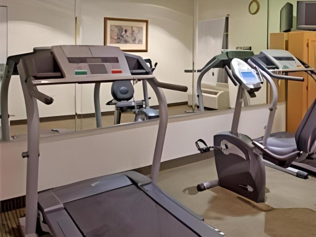 Holiday Inn Express Hotel & Suites Columbus By Ihg Eksteriør bilde