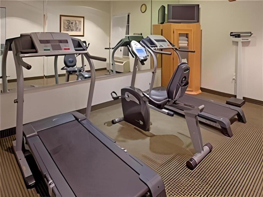 Holiday Inn Express Hotel & Suites Columbus By Ihg Eksteriør bilde