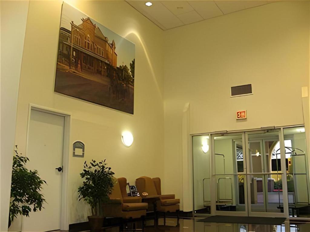 Holiday Inn Express Hotel & Suites Columbus By Ihg Eksteriør bilde