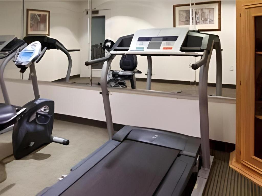 Holiday Inn Express Hotel & Suites Columbus By Ihg Eksteriør bilde