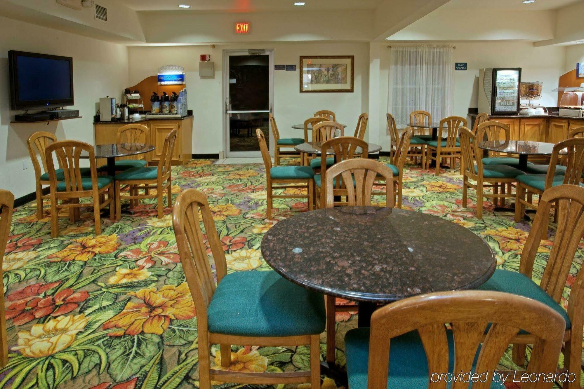 Holiday Inn Express Hotel & Suites Columbus By Ihg Eksteriør bilde