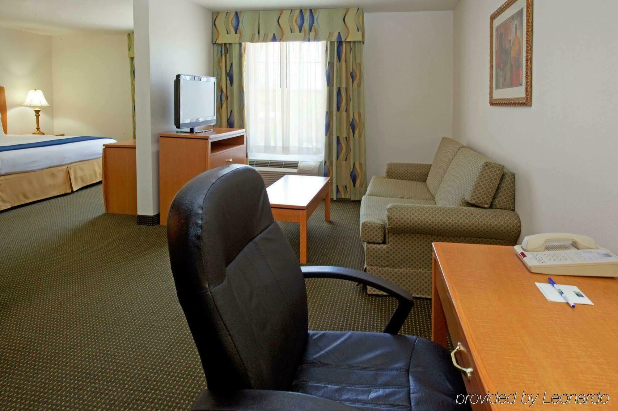 Holiday Inn Express Hotel & Suites Columbus By Ihg Eksteriør bilde