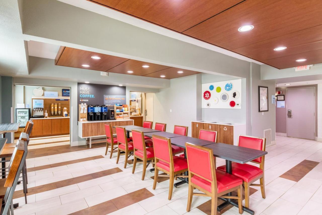 Holiday Inn Express Hotel & Suites Columbus By Ihg Eksteriør bilde